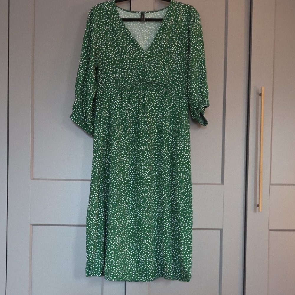 Chic Green and White Midi Dress